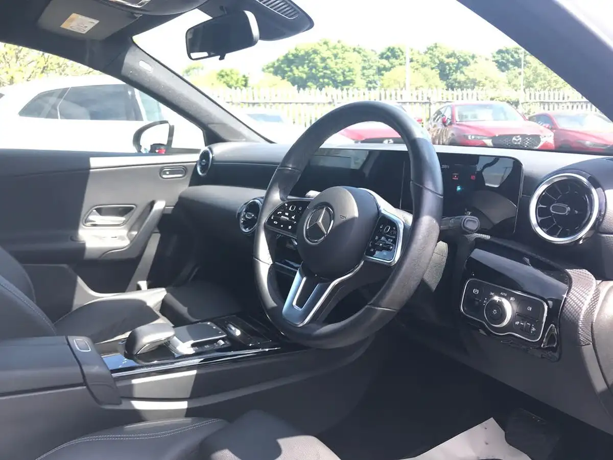 2020-mercedes-benz-a-class-13-a180-se-7g-dct-big-2