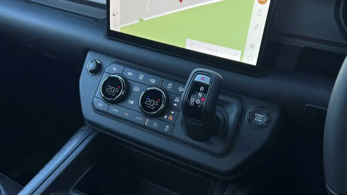 2025-land-rover-110-defender-44-p635-octa-edition-one-big-12