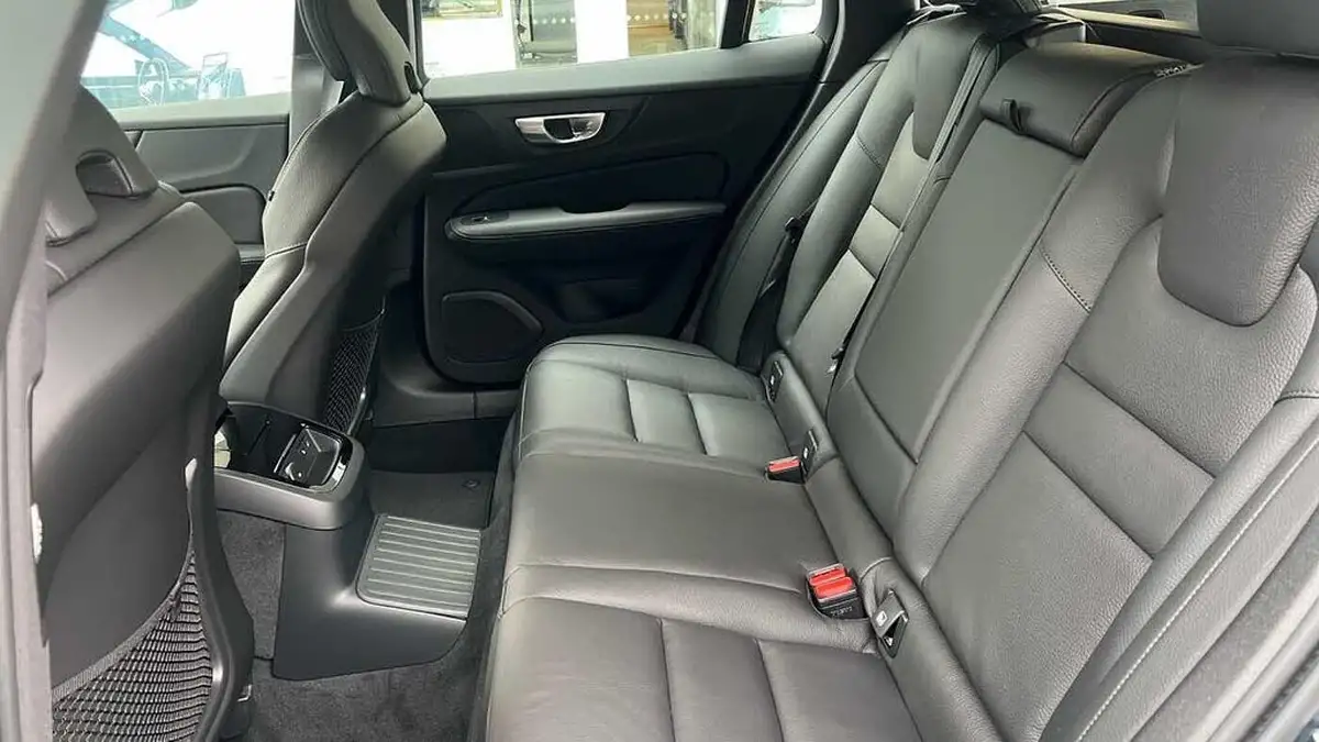 2025-volvo-v60-20-t6-plus-dark-station-wagon-big-33
