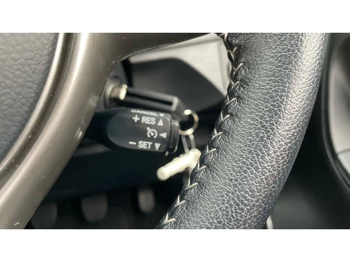 2016-toyota-yaris-133-icon-vvt-i-5d-big-22