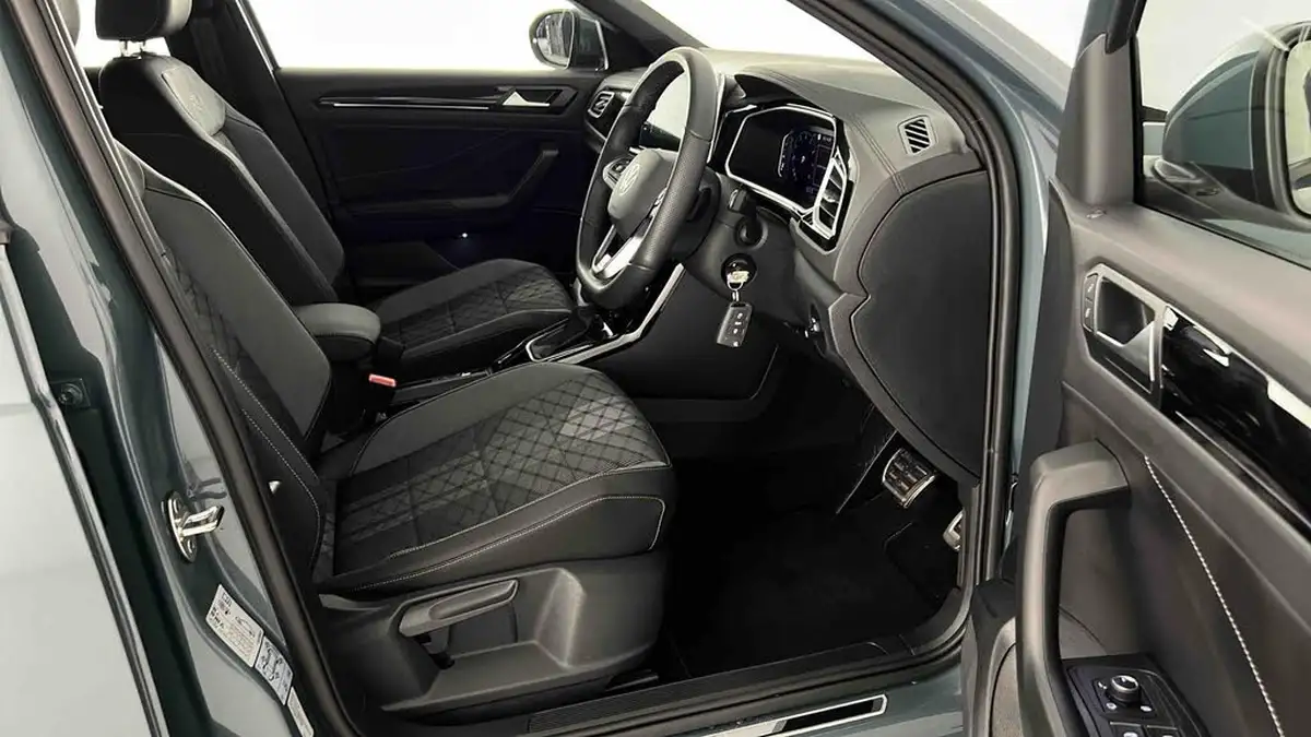 2025-volkswagen-t-roc-15-tsi-r-line-hatchback-5d-dsg-big-14