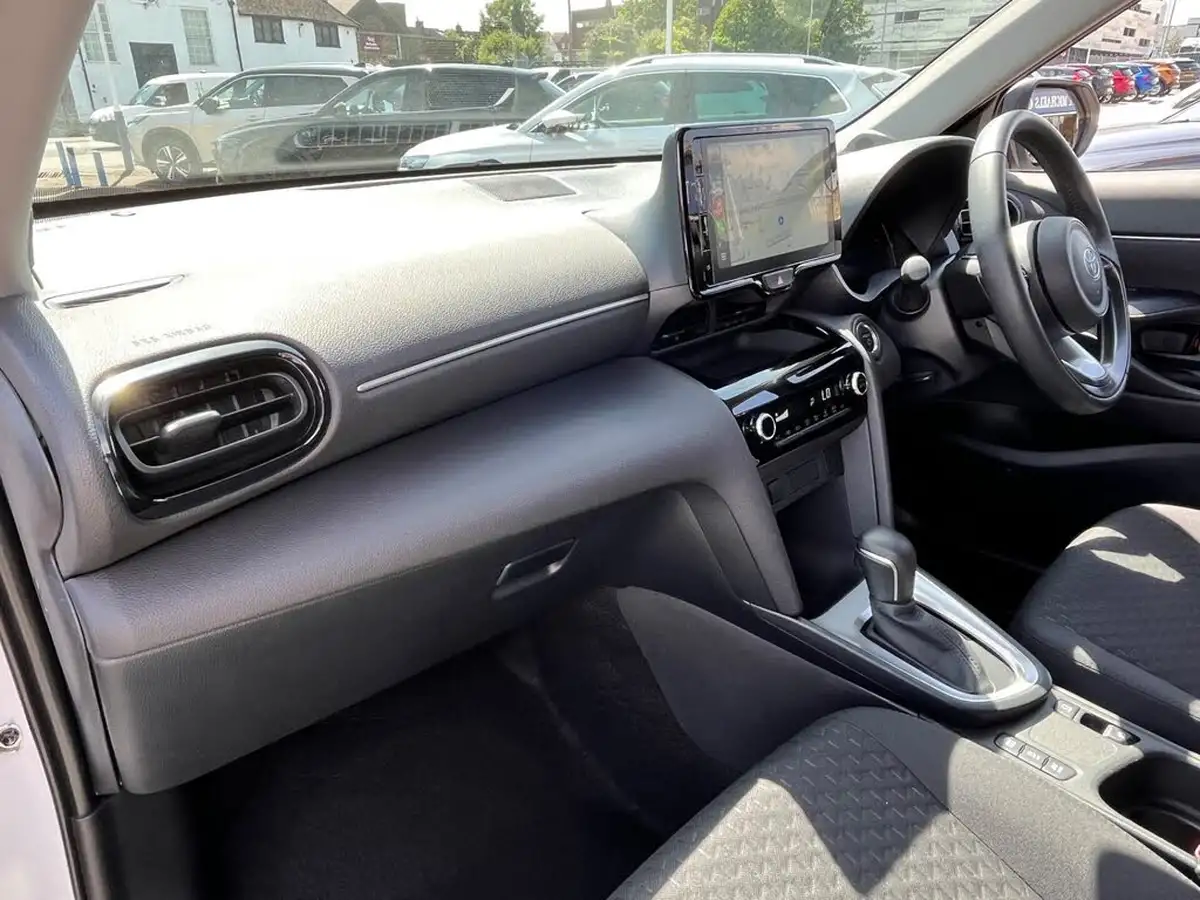 2024-toyota-yaris-cross-15-vvt-i-icon-big-16