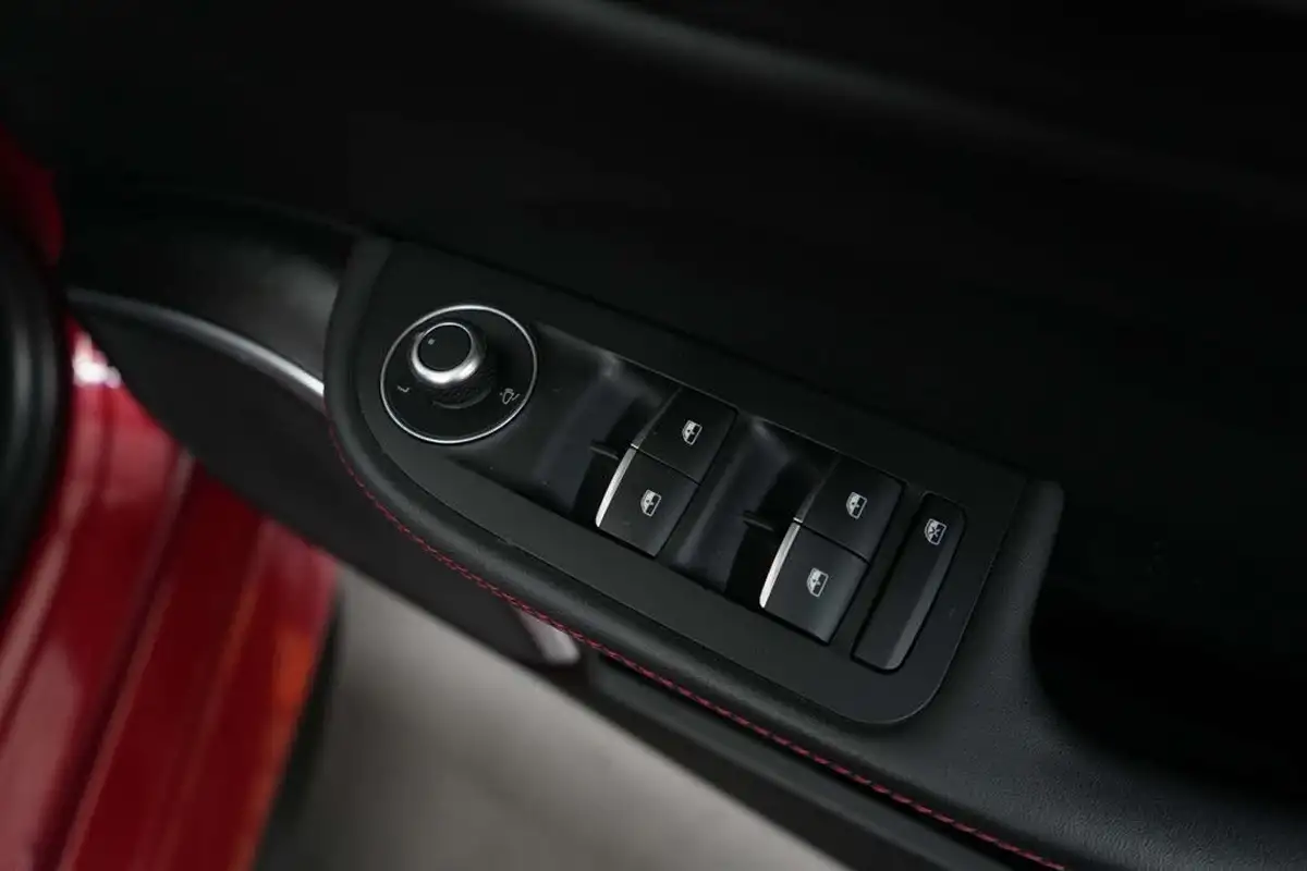 2018-alfa-romeo-giulia-29-biturbo-quadrifoglio-big-25