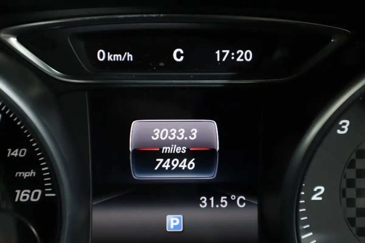 2016-mercedes-benz-a-class-21d-a200d-amg-line-136ps-executivess-big-17