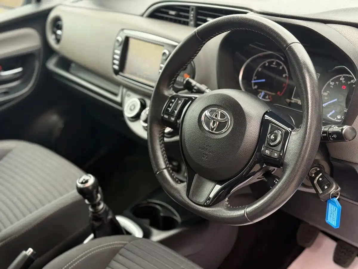 2018-toyota-yaris-15-vvt-i-icon-navi-big-33