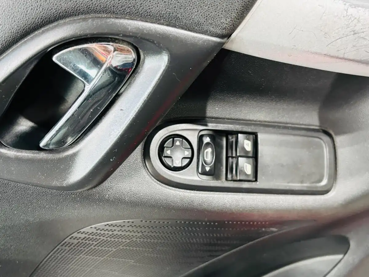 2012-citroen-c3-14e-hdi-vtr-big-16