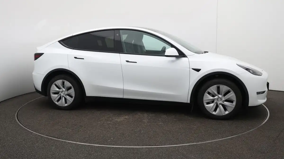 2023-tesla-model-y-e-long-range-big-45