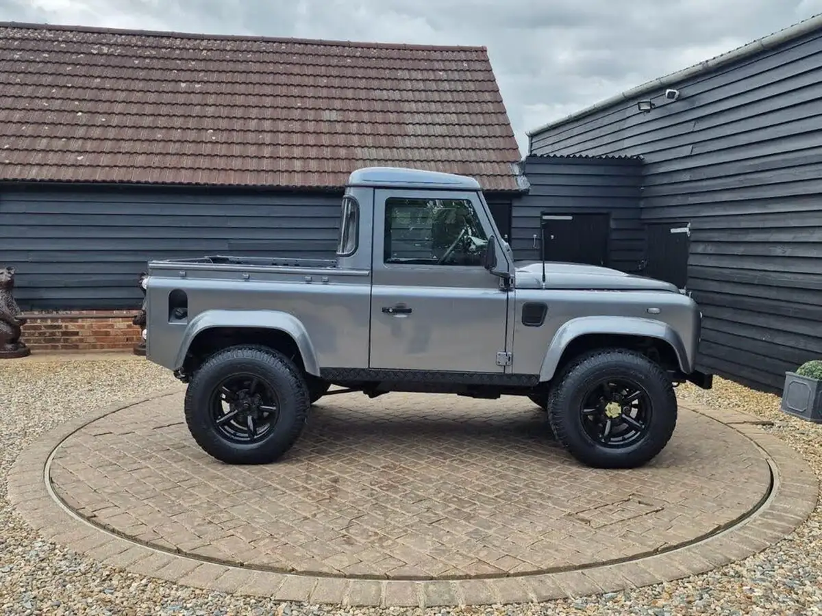 2009-land-rover-90-defender-24td-county-pick-up-big-4