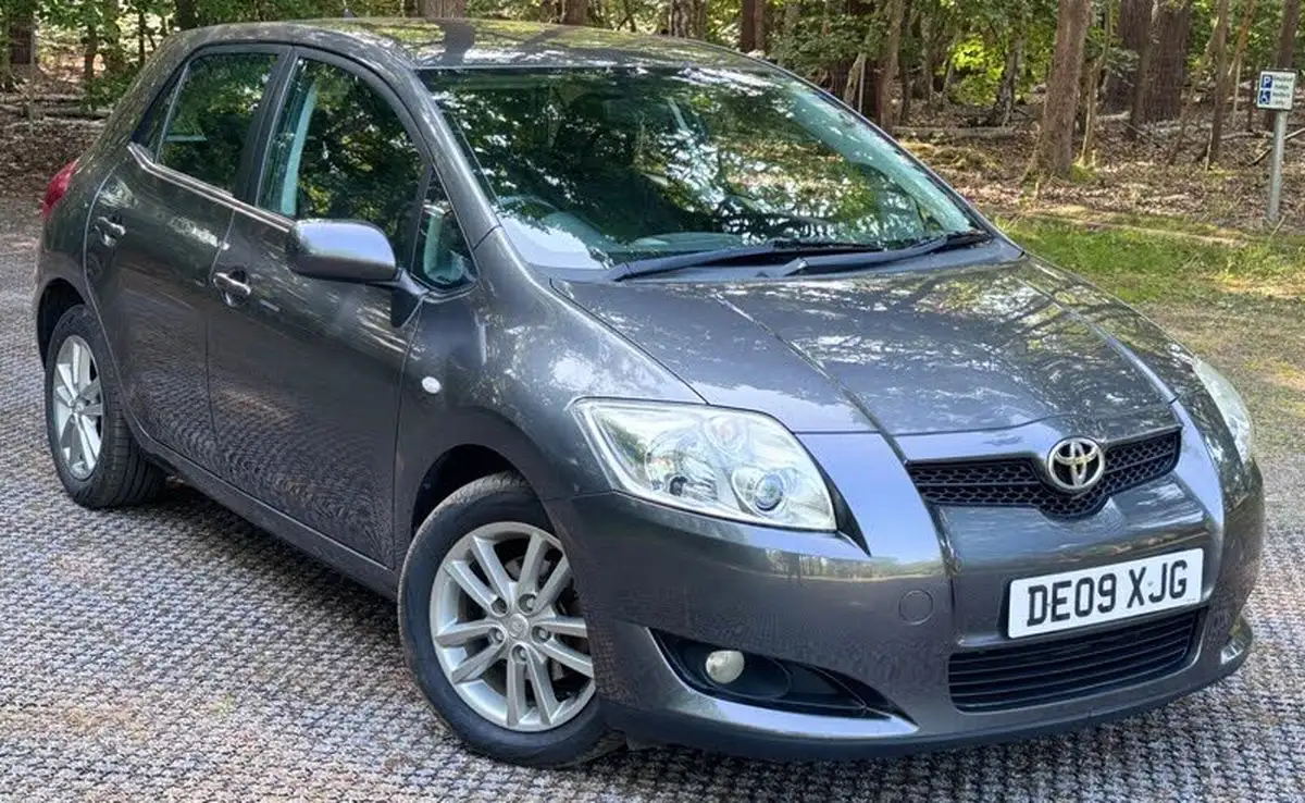 2009-toyota-auris-133-vvt-i-tr-5d-big-0