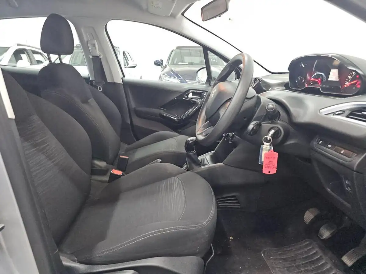 2015-peugeot-208-10-access-5d-big-10