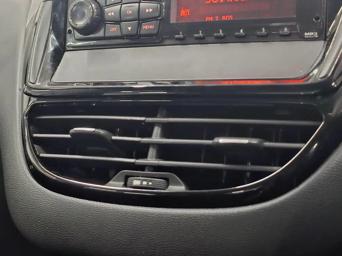 2015-peugeot-208-10-access-5d-big-58