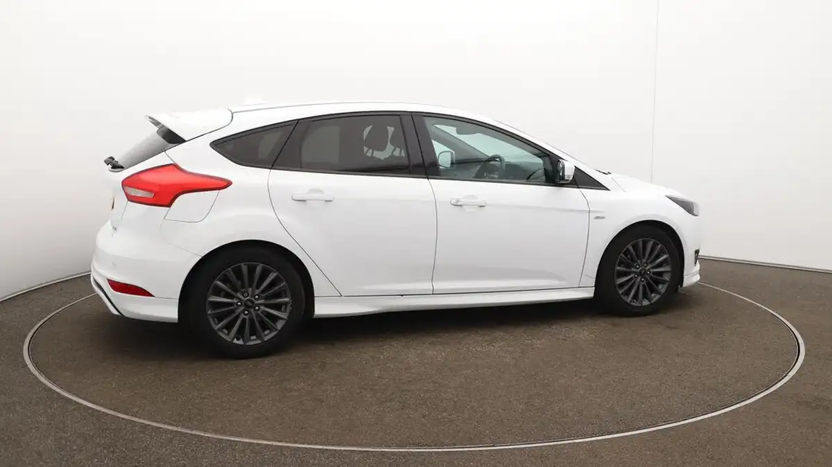 2018-ford-focus-10t-st-line-140ps-hatchback-big-50