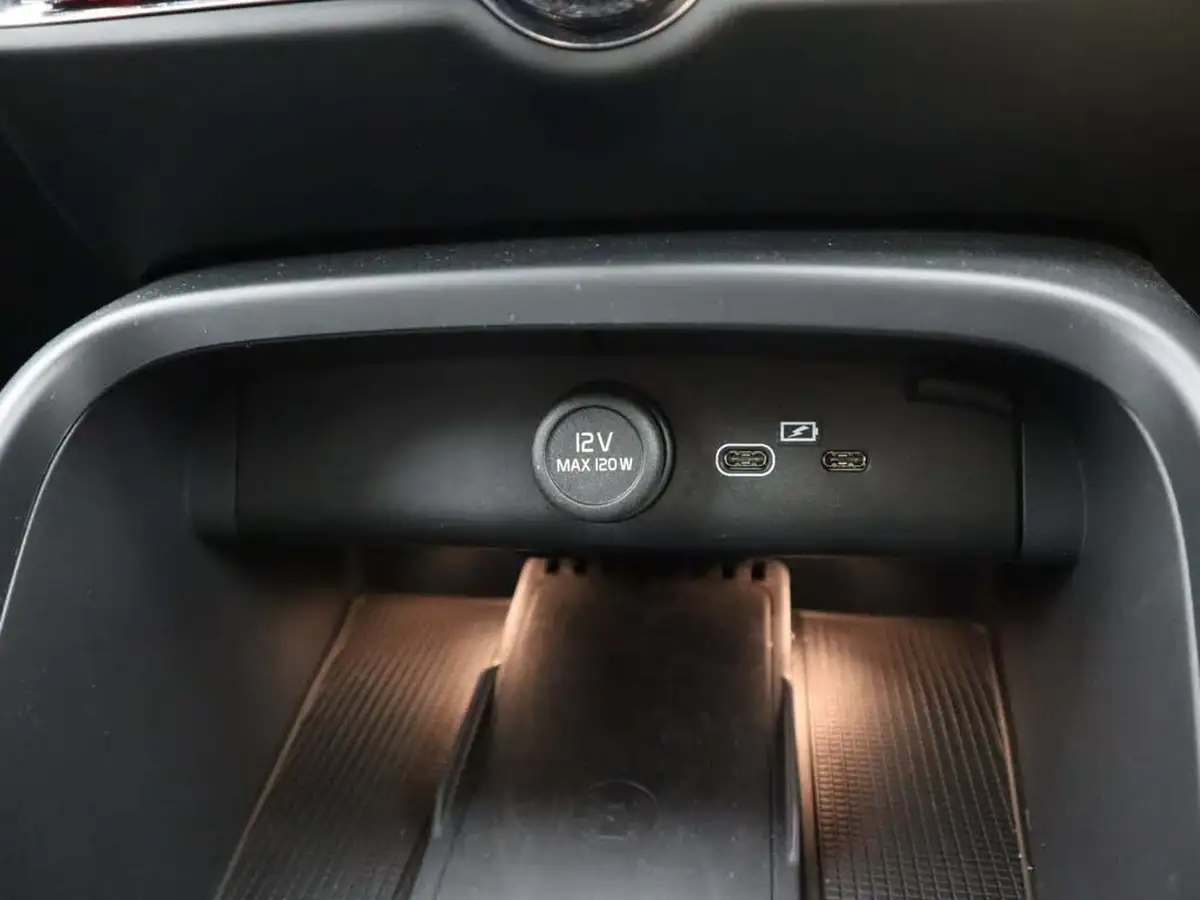 2025-volvo-xc40-20-b4-plus-black-edition-big-32