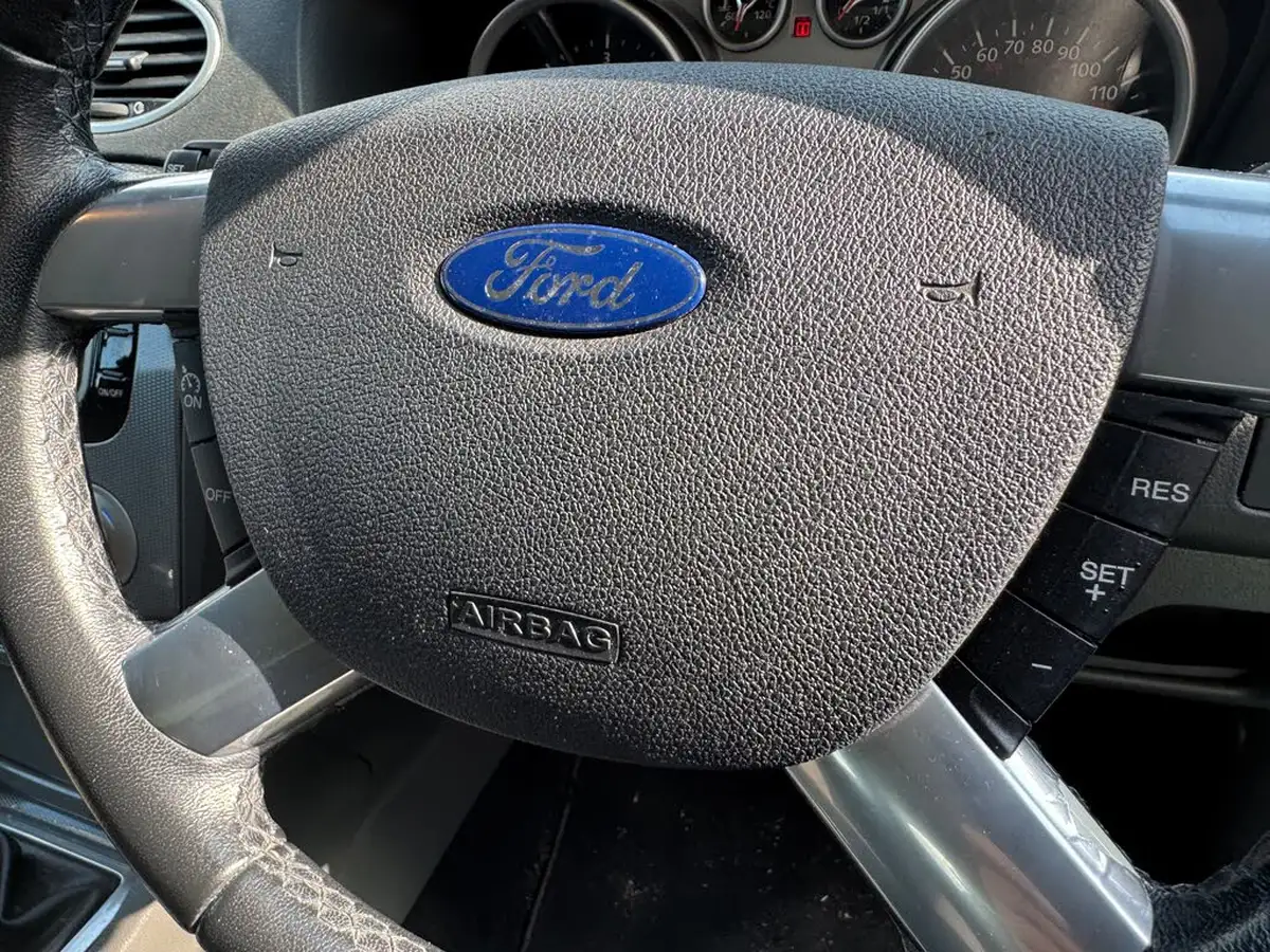 2010-ford-focus-16td-titanium-hatchback-big-8