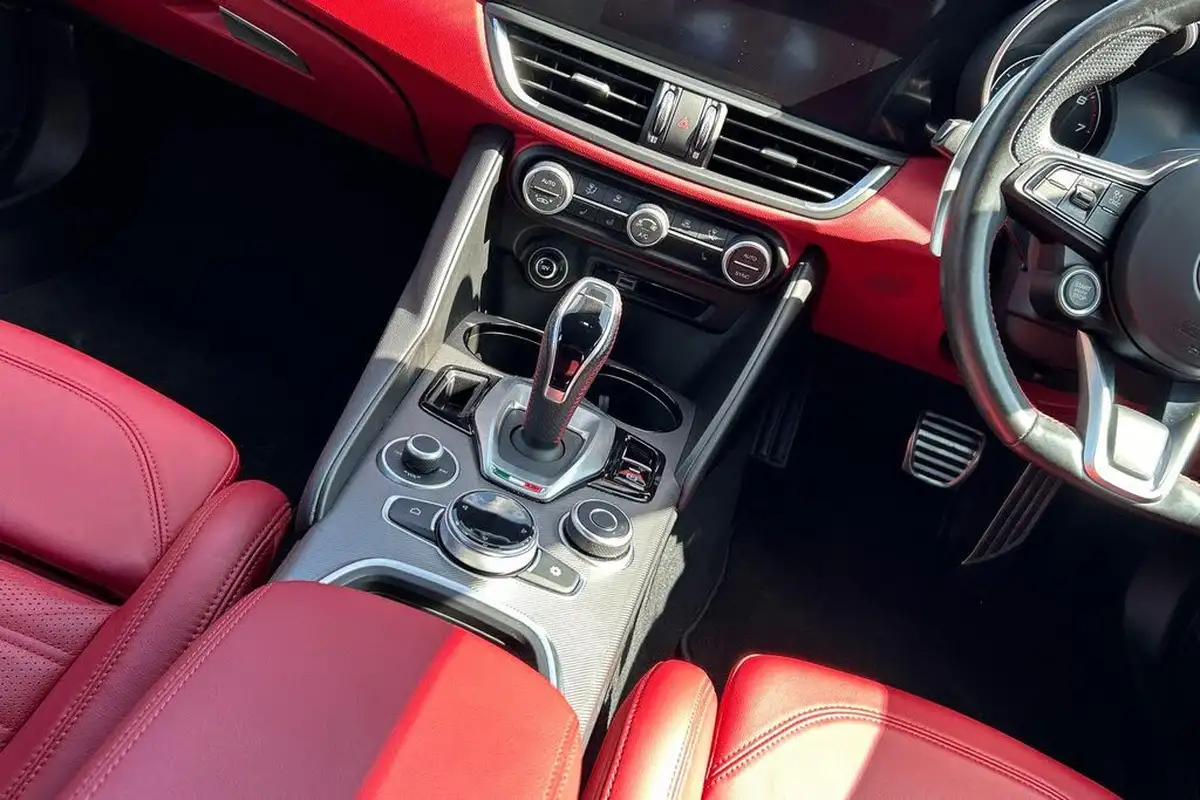 2021-alfa-romeo-giulia-20-veloce-276bhp-big-16