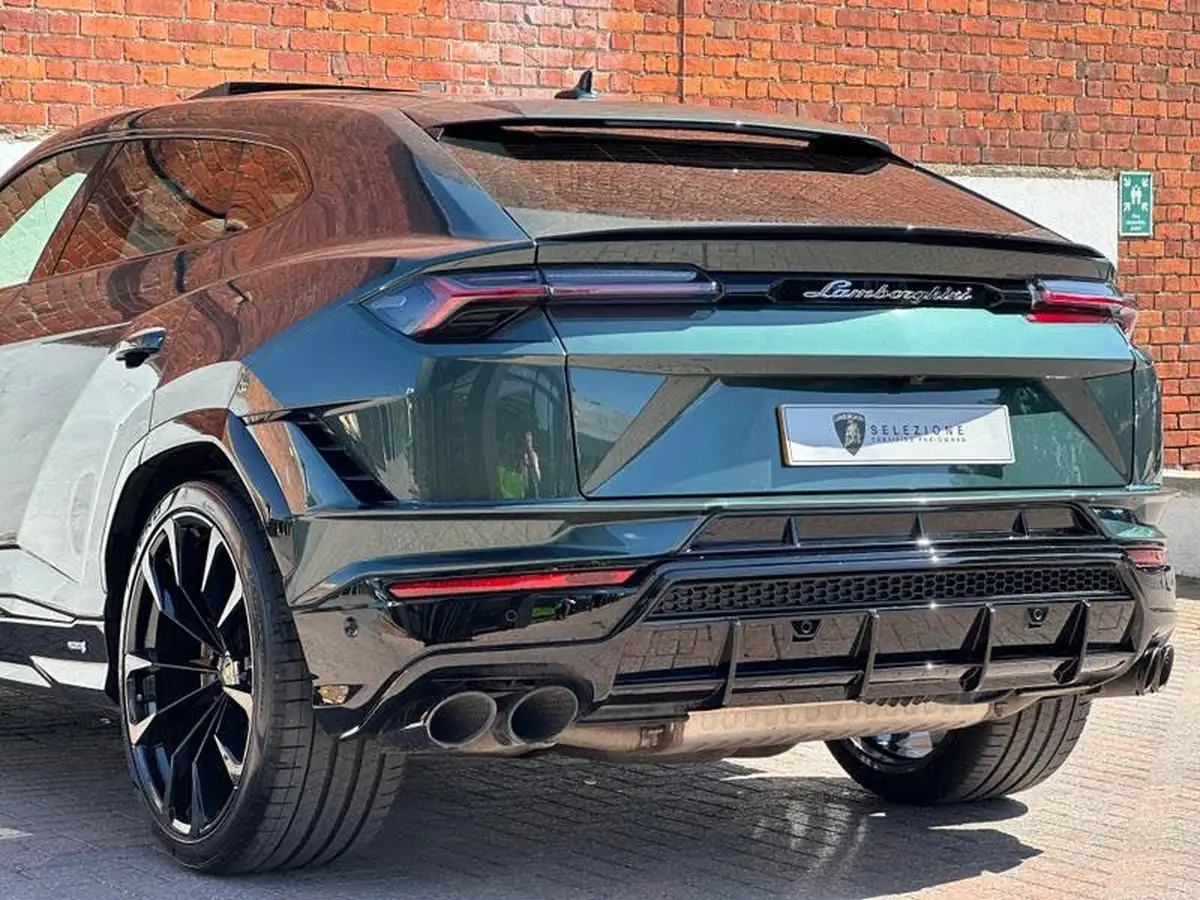 2023-lamborghini-urus-40-no-trim-big-18