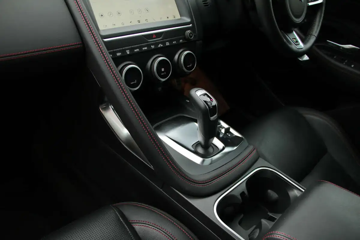 2020-jaguar-e-pace-20-i4-chequered-flag-200ps-big-45