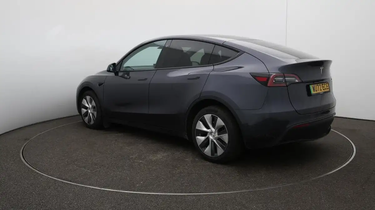 2022-tesla-model-y-e-long-range-big-45