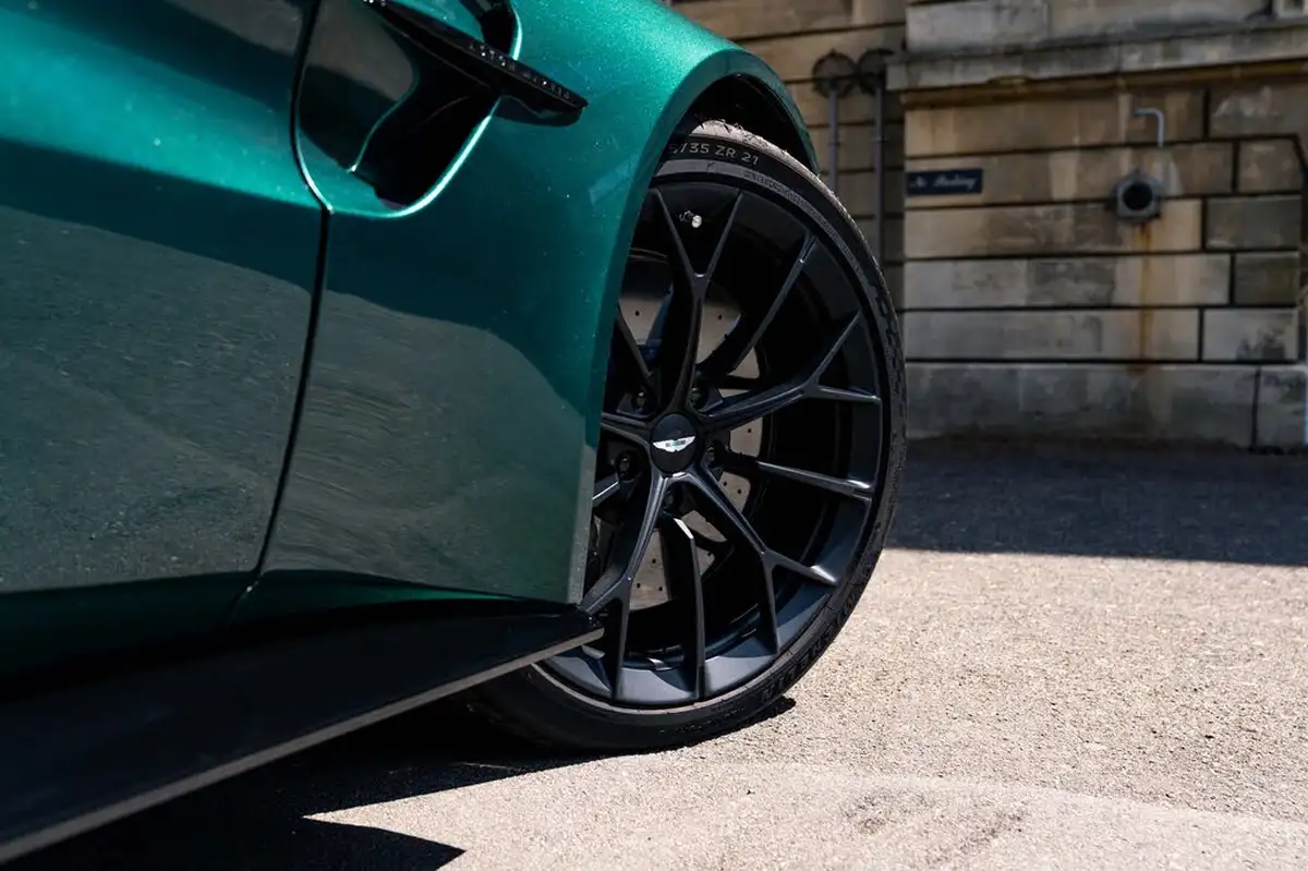 2024-aston-martin-vantage-big-14