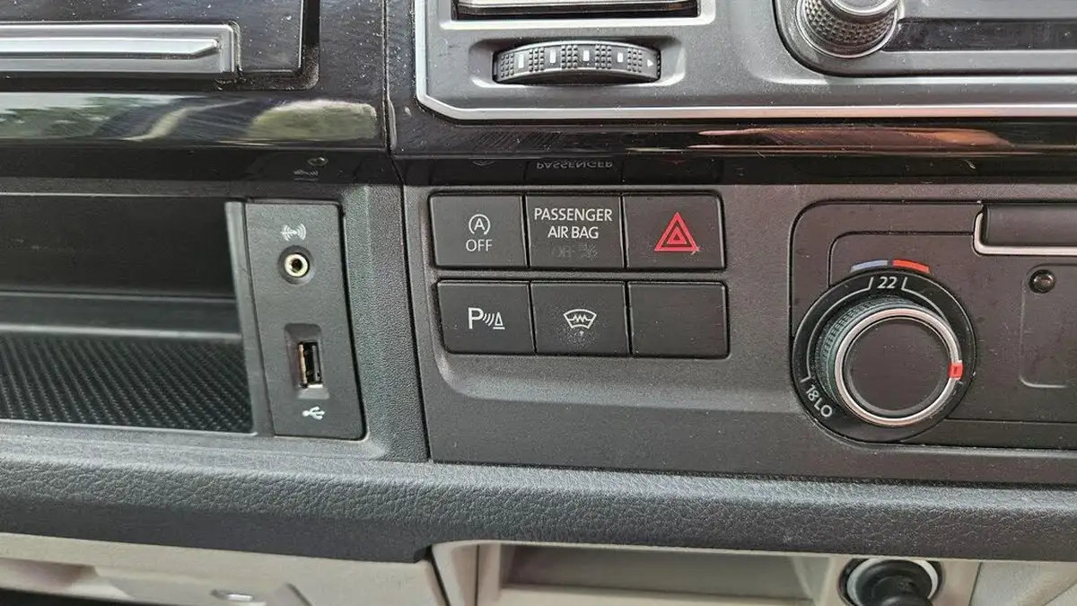 2018-volkswagen-transporter-20bitdi-t30-highline-bmt-swb-panel-van-dsg-big-43