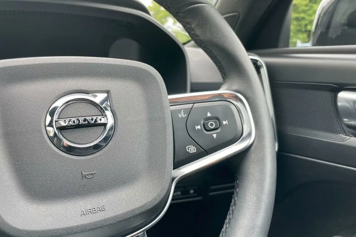 2022-volvo-xc40-15-t4-r-design-big-35