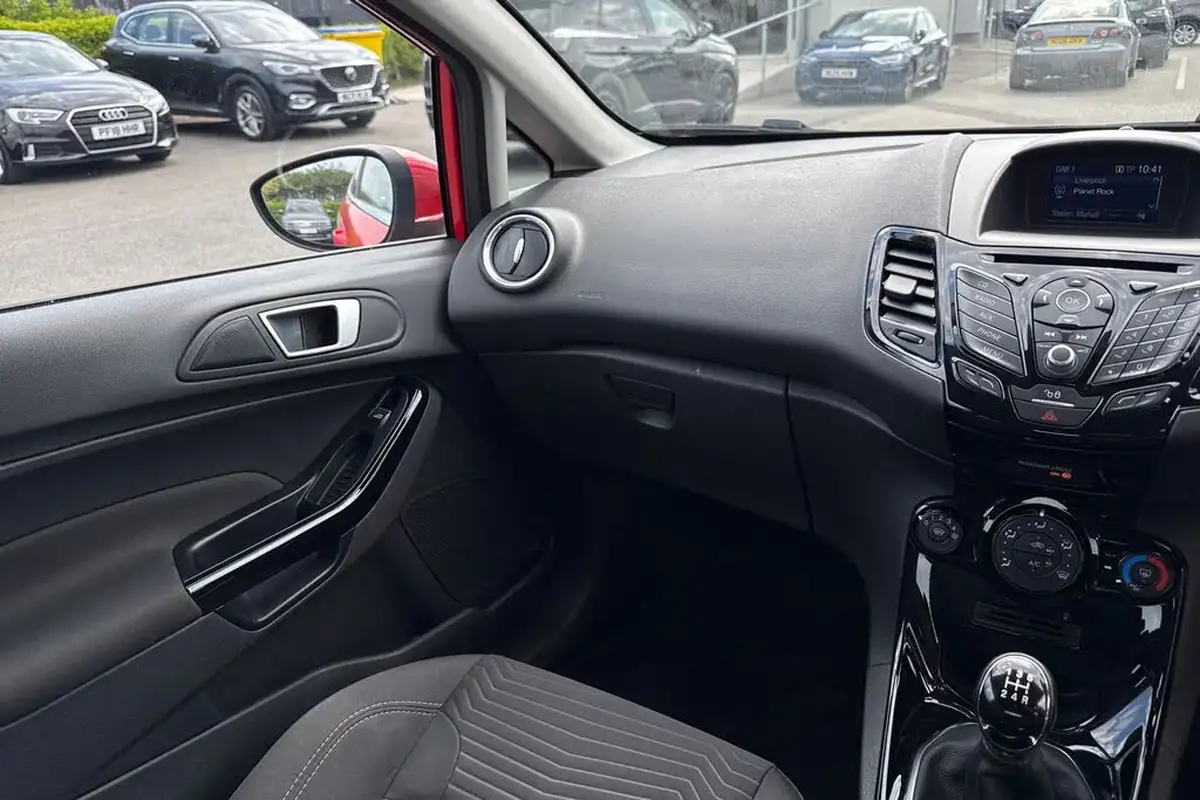 2017-ford-fiesta-125-zetec-3d-big-19