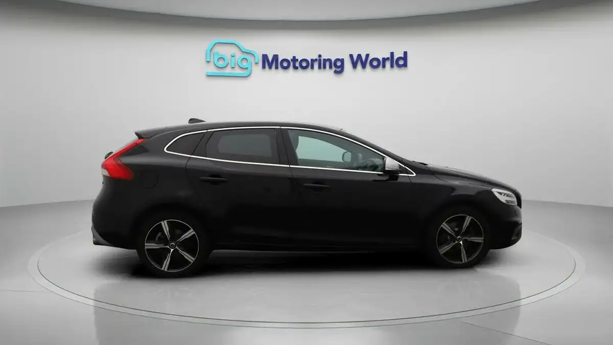 2019-volvo-v40-20-t2-r-design-edition-big-8