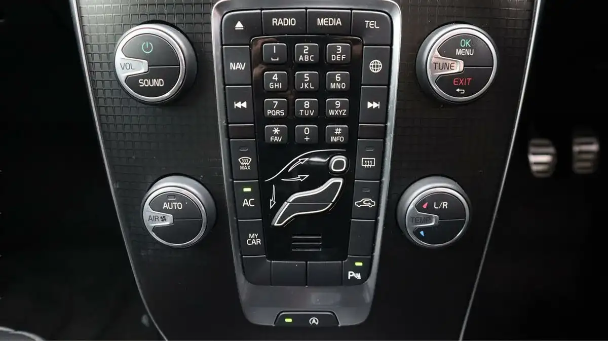 2019-volvo-v40-20-t2-r-design-edition-big-12