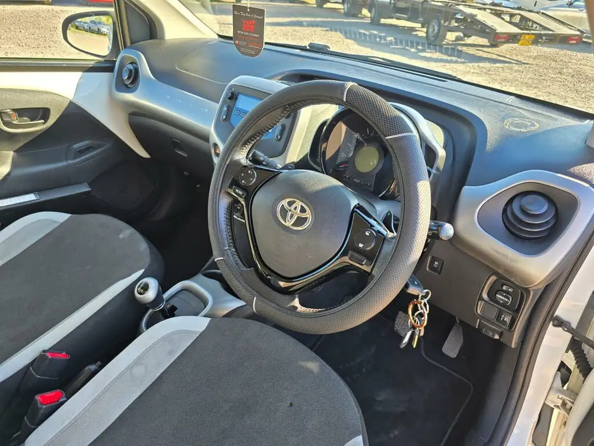 2015-toyota-aygo-10-vvt-i-x-play-5d-x-shift-big-17