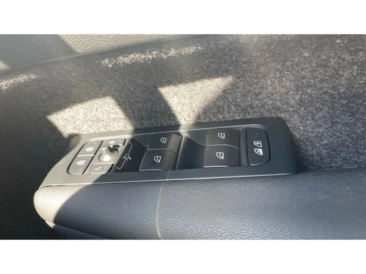 2024-volvo-xc40-20-b3-plus-big-25