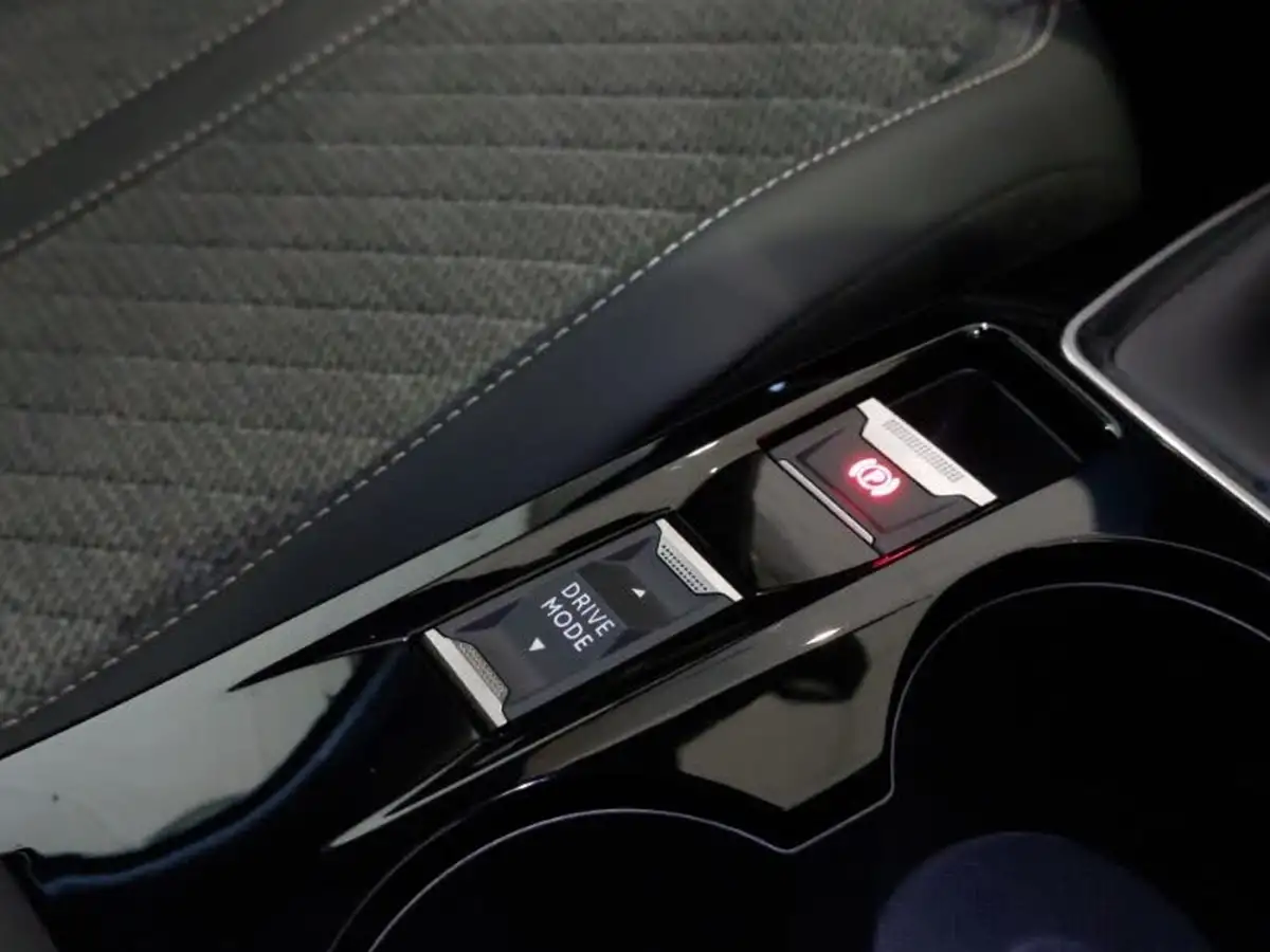 2023-peugeot-2008-suv-12-puretech-allure-big-15