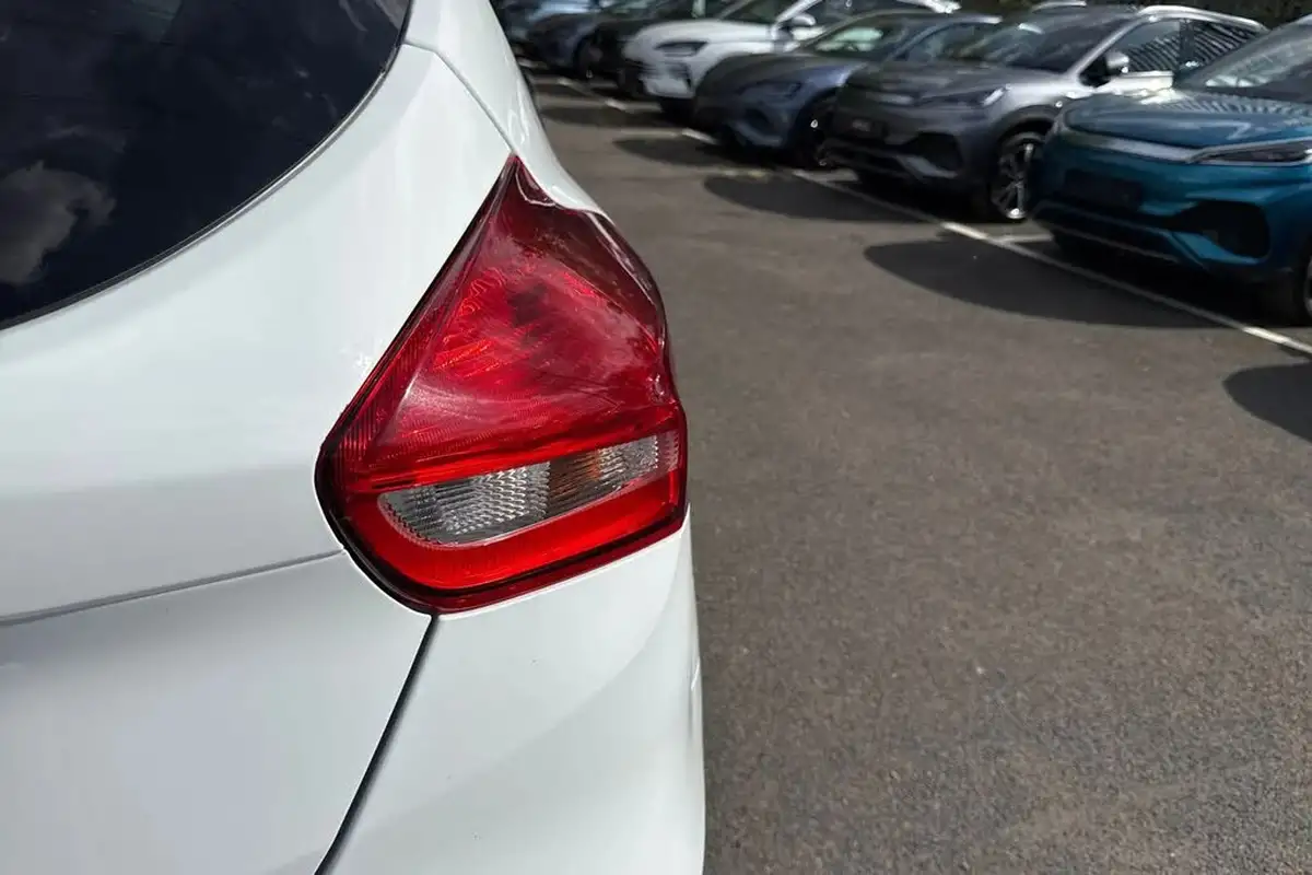 2018-ford-focus-10t-st-line-140ps-hatchback-big-14