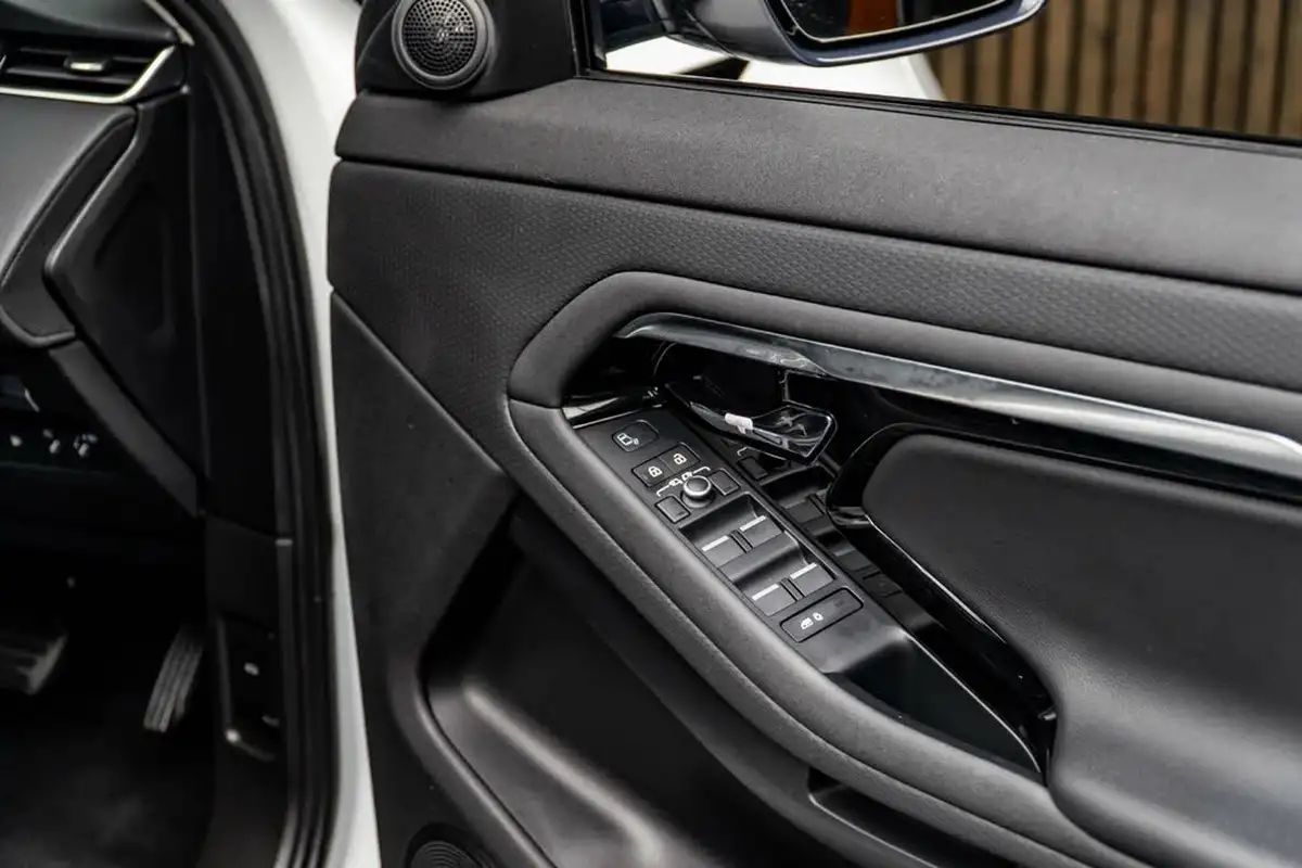 2021-land-rover-range-rover-evoque-15-p300e-s-big-30