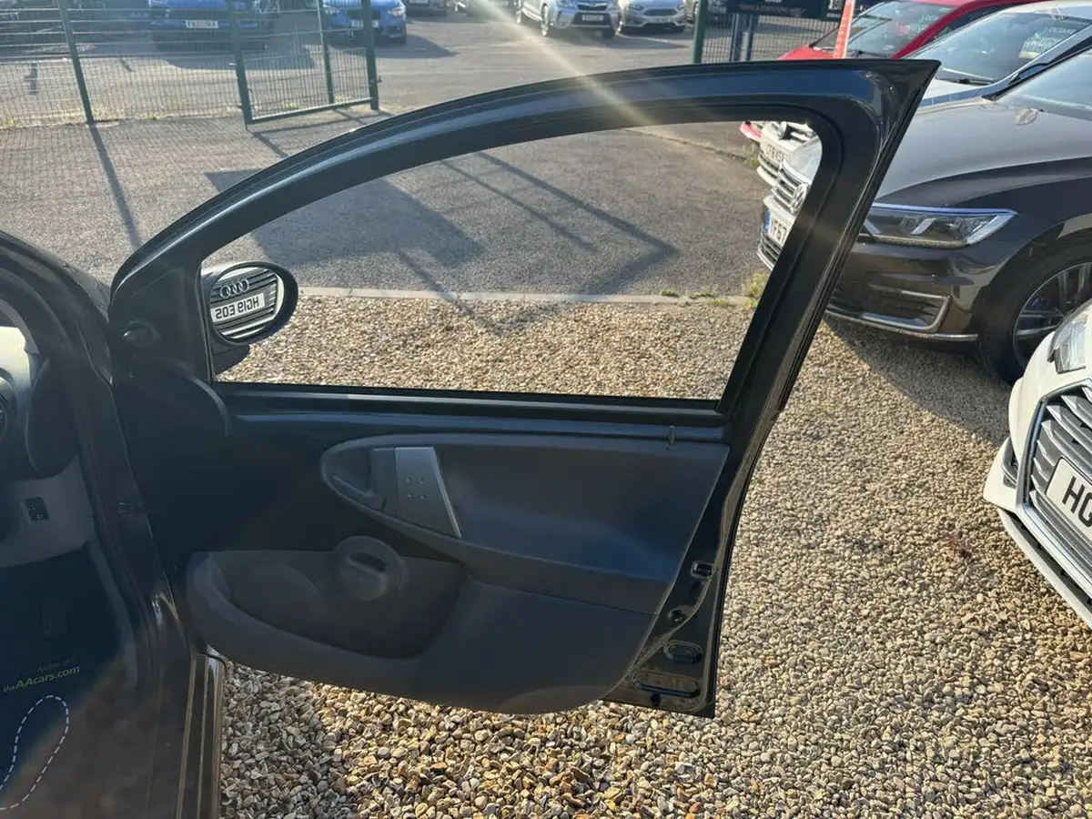 2012-toyota-aygo-10-aygo-go-5d-big-22