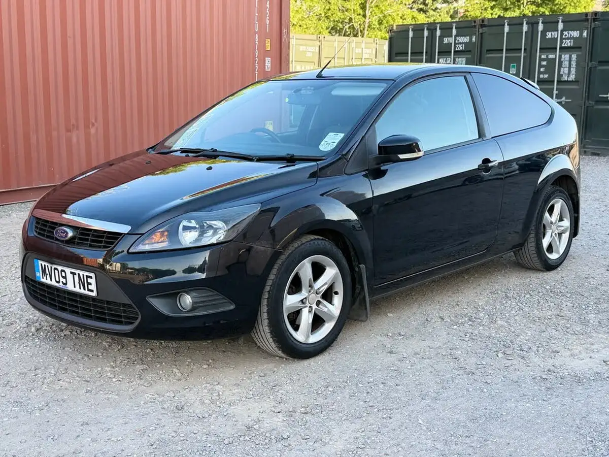 2009-ford-focus-16-zetec-hatchback-3d-big-0