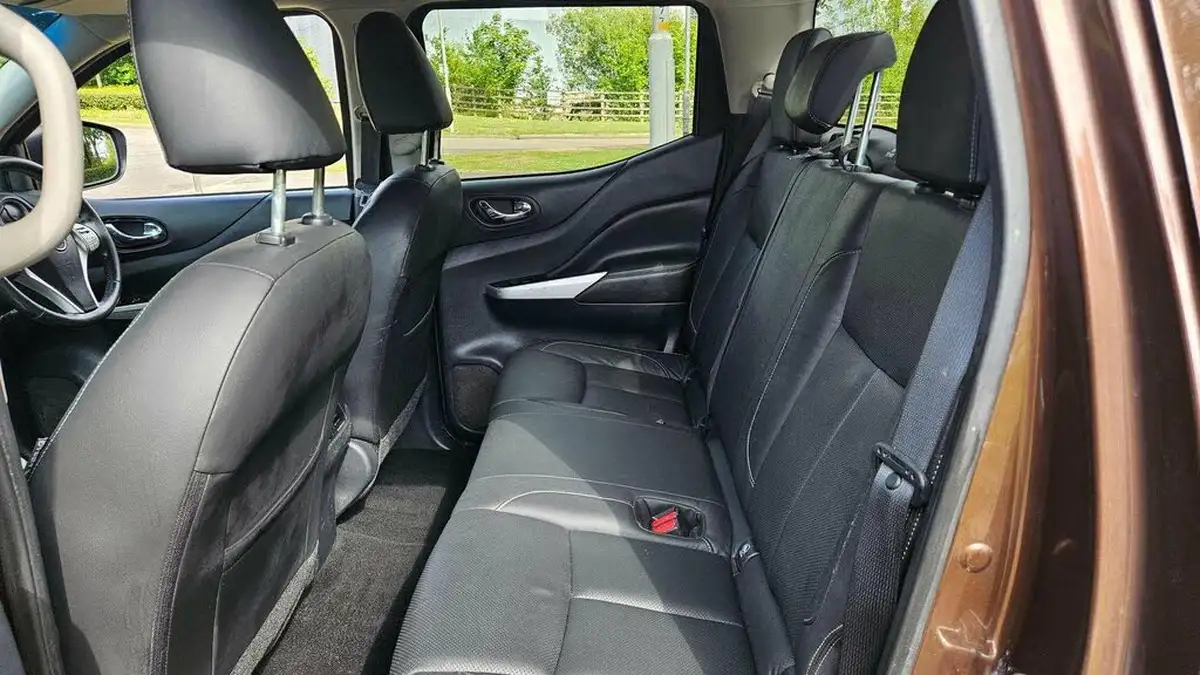 2017-nissan-navara-23dci-tekna-big-13