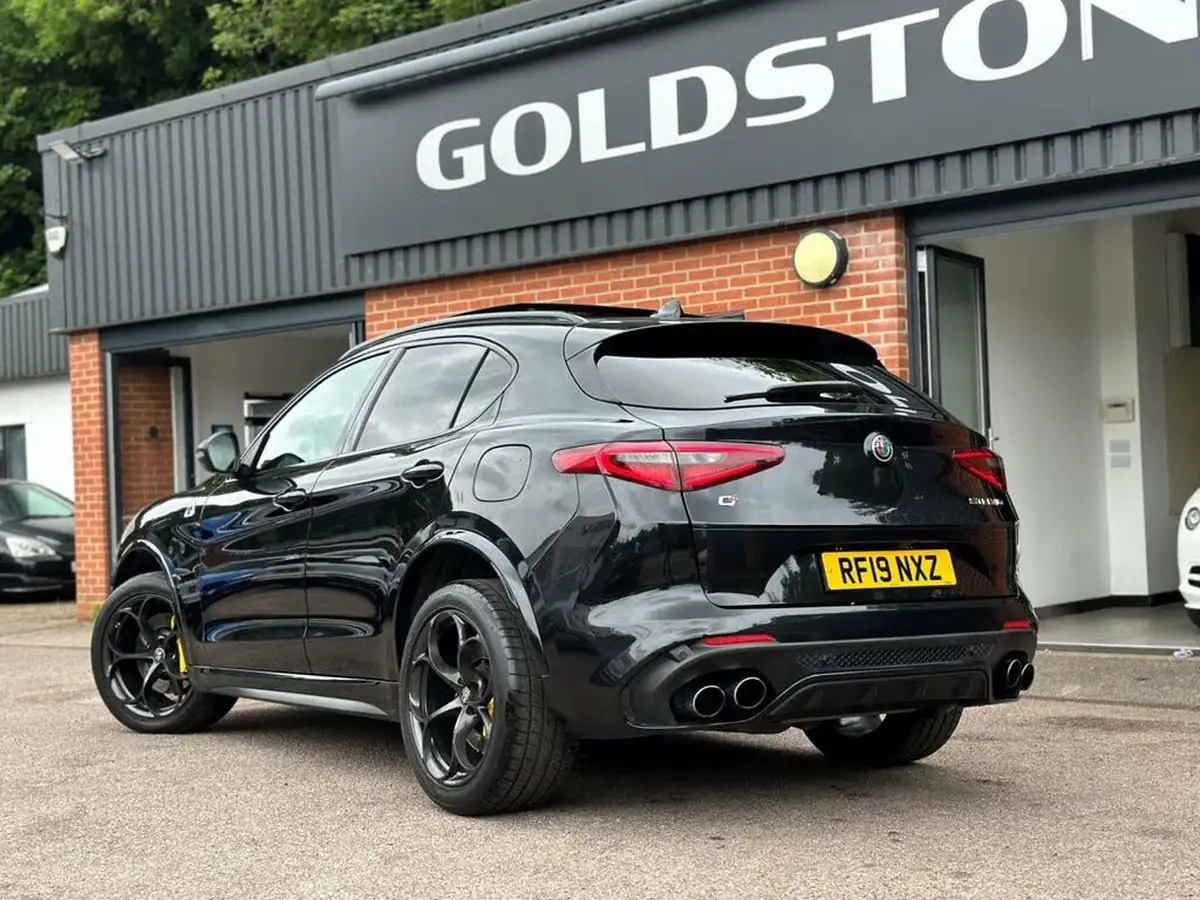 2019-alfa-romeo-stelvio-29-biturbo-quadrifoglio-big-30