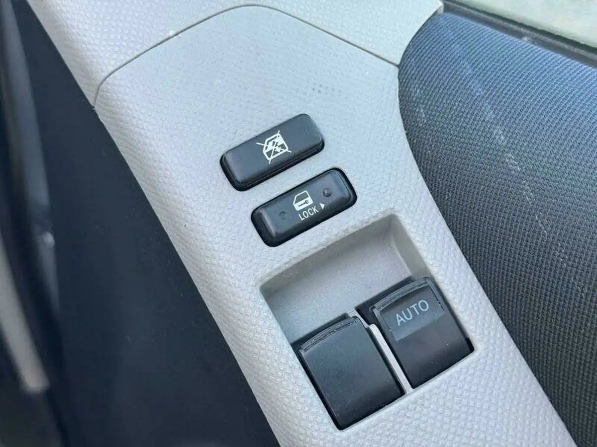 2008-toyota-yaris-13-t3-5d-mmt-big-21