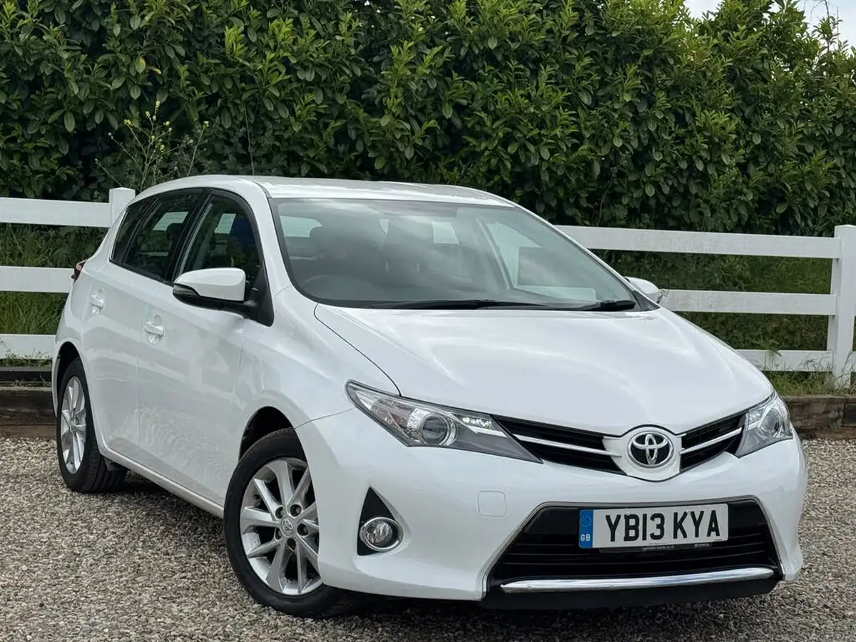 2013-toyota-auris-16-icon-hatchback-big-0