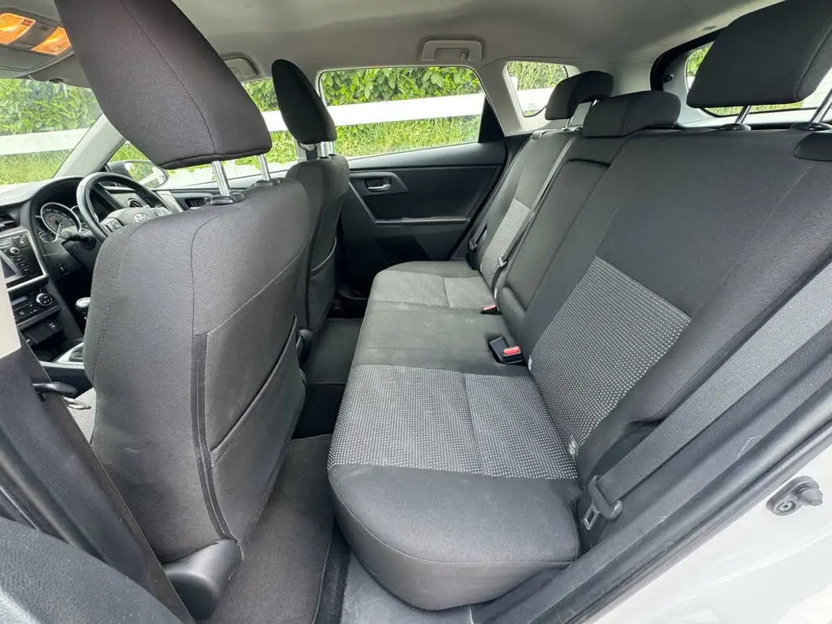 2013-toyota-auris-16-icon-hatchback-big-24