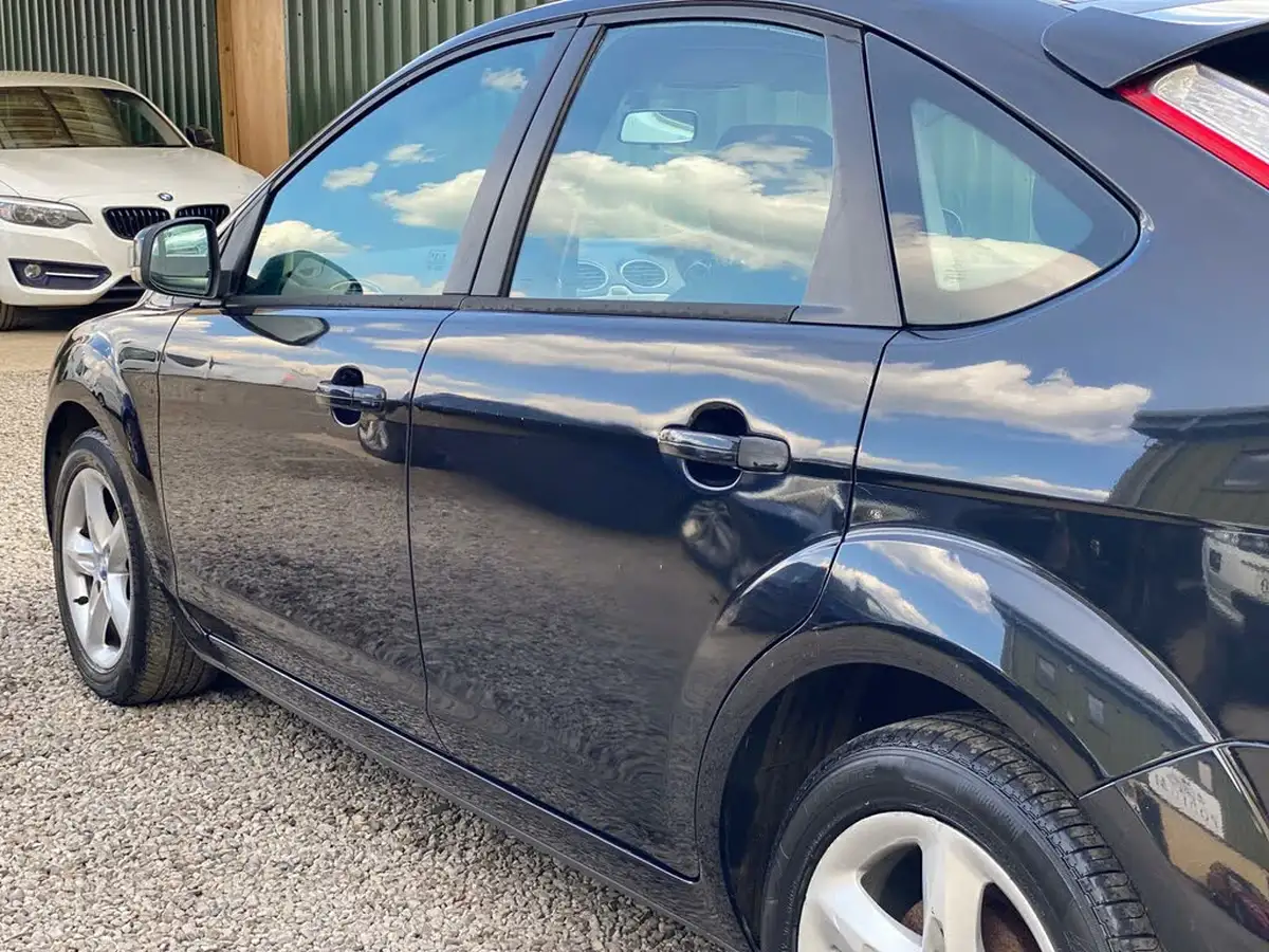 2010-ford-focus-16-zetec-hatchback-5d-big-28