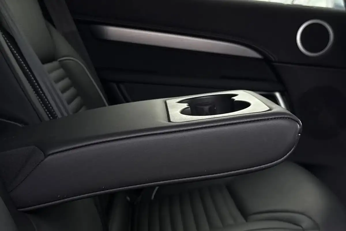 2023-land-rover-discovery-30-d300-dynamic-hse-big-37