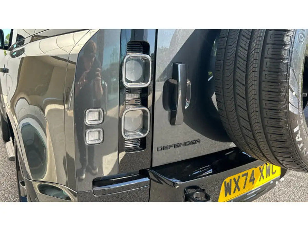 2025-land-rover-90-defender-50-p525-v8-5000cc-big-18