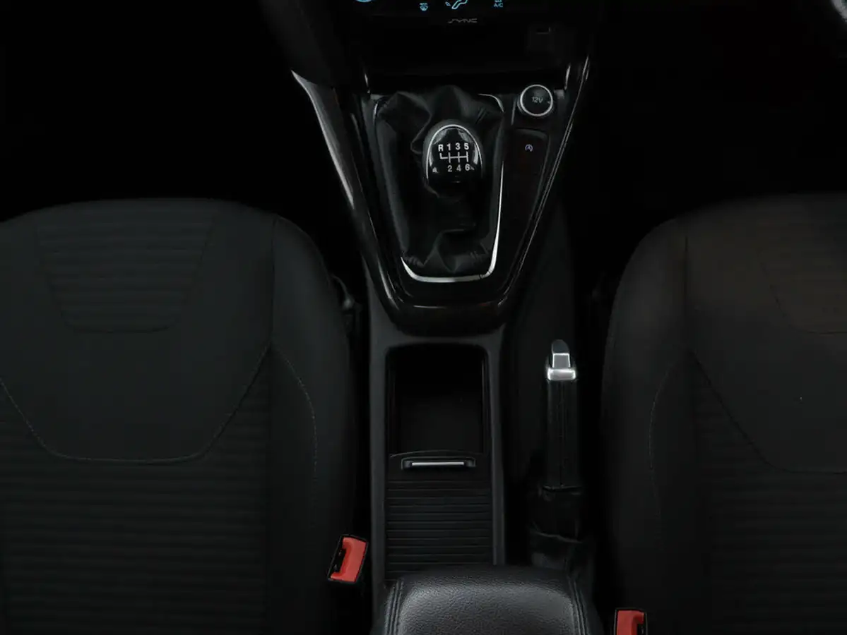 2015-ford-focus-15-titanium-hatchback-big-18