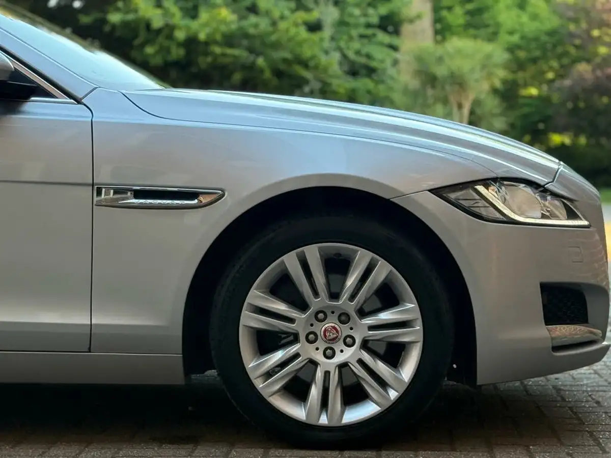 2017-jaguar-xf-20td-portfolio-240ps-awd-saloon-4d-1998cc-auto-big-11