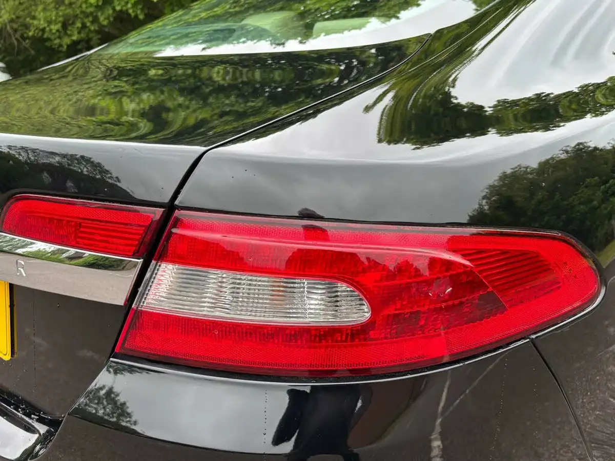 2010-jaguar-xf-30-luxury-big-32