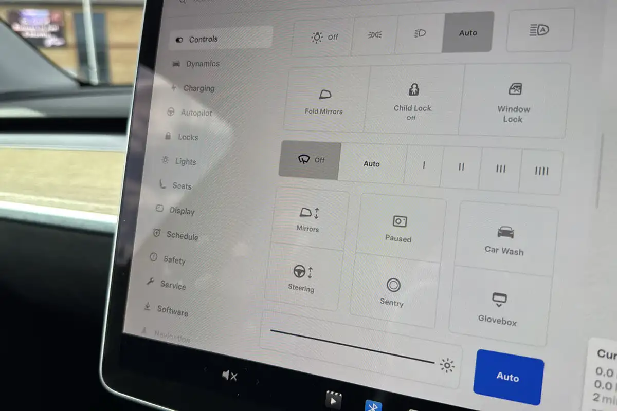 2022-tesla-model-y-e-long-range-big-44