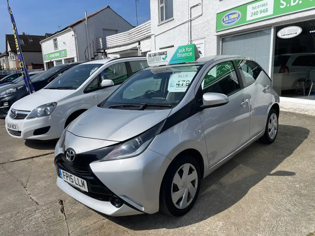 2015-toyota-aygo-10-vvt-i-x-play-5d-big-1