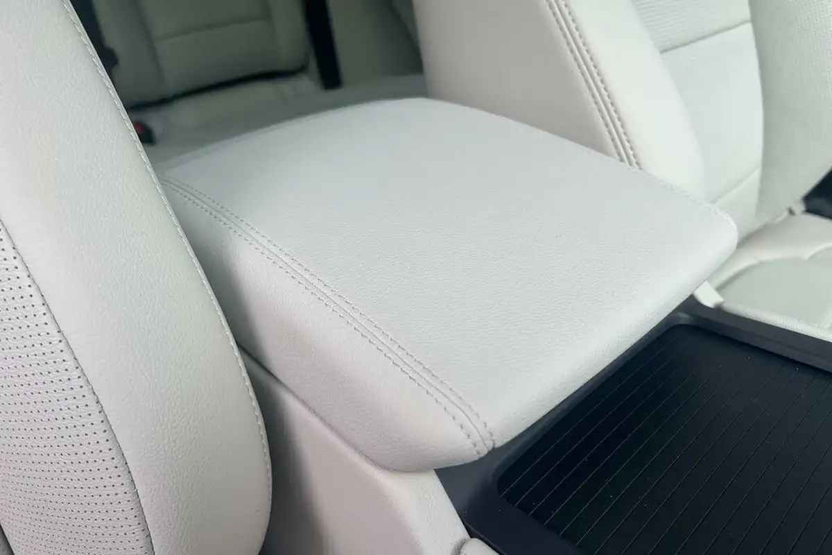 2024-jaguar-f-pace-20-d200-r-dynamic-se-black-90th-anniversary-edition-big-24