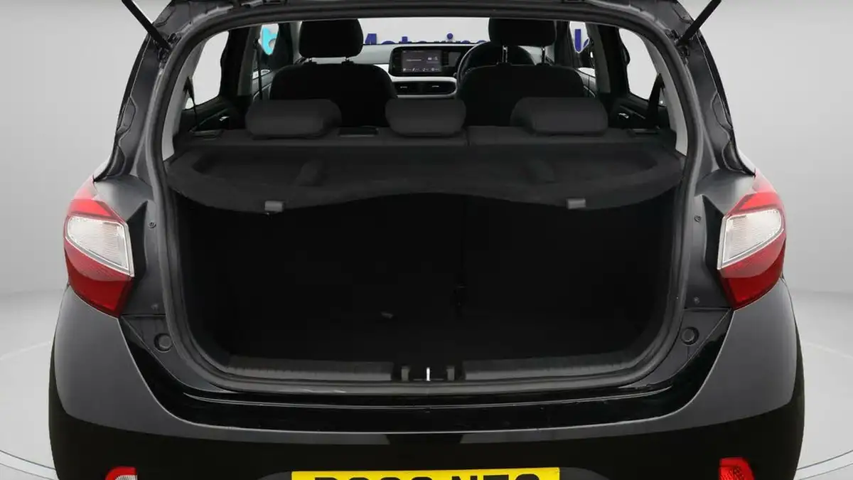 2023-hyundai-i10-10-premium-big-16